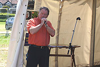 Dafydd Iwan yn perfformio yn Eisteddfod yr Urdd Rhuthun 2006