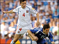 Tomáš Galásek v zápase s Řeckem na EURO 2004