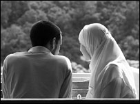 Casal em país muçulmano onde a poligamia é permitida