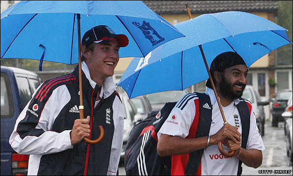 Stuart Broad and Monty Panesar didn't mind the rain too much