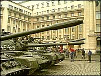 Tanky v Bukurešti během revoluce v prosinci 1989
