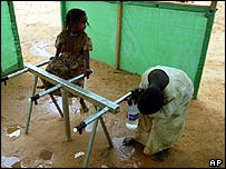 در نتيجه مناقشه دارفور هزاران تن کشته و تا يک ميليون نفر آواره شده اند