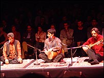 از سمت راست: حسين عليزاده، همايون شجريان و محمدرضا شجريان 