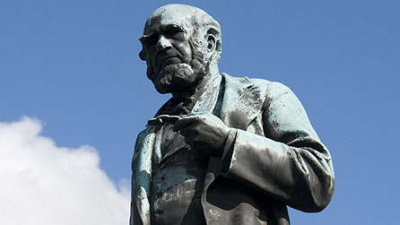 Cerflun o Henry Richard yn Nhregaron