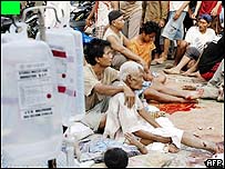 Moradores em frente a hospital em Java