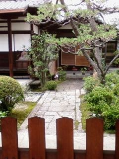 A small temple garden, right in the centre of the city.
