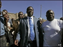 اودینگا (وسط با کراوات)