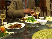 Copo de suco de pênis de veado na mesa de restaurante chinês