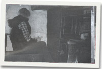 Siân Eirian, rheolwraig Cae'r Gors, yn cynnau tân i groesawu'r ymwelwyr