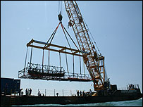 Guindaste içando restos do barco