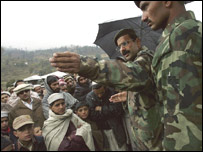 کرنل ذکیر عباسی نے کے مطابق گنگوال میں سات سو افراد برف میں پھنسے ہوئے تھے جنہیں اب ایک خیمہ بستی میں منتقل کر دیا گیا ہے۔