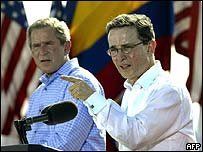 O presidente dos Estados Unidos, George W. Bush, e o presidente da Colômbia, Álvaro Uribe