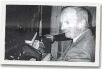 Meirion Edwards yn chwarae'r organ