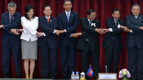 Obana chụp ảnh chung cùng các lãnh đạo Asean