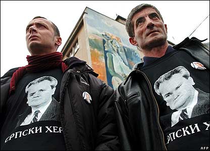 Pekabung mengenakan kaus Milosevic