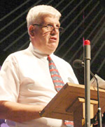 Ned Harris yn traddodi'r feirniadaeth ar llefaru