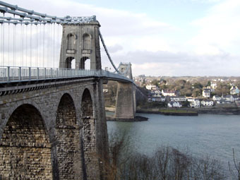 Porthaethwy a'r bont o'r tir mawr