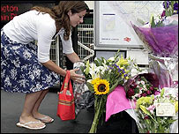 Olay yerine çiçek bırakan bir Londralı