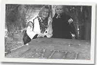 Enfys James a Cynthia Davis ar lan bedd Adelina Patti ym Mharis yn ystod eu hymweliad â Pharis