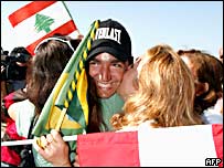 Brasileiro é abraçado por parente no aeroporto