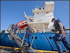 Guardacostas estadounidenses abordan un buque que transporta uranio enriquecido proveniente de Chile.