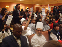 Funcionários do Caesars levantam a mão indicando o candidato em que votaram