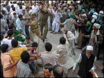 पत्थरबाज़ी के बाद हंगामा