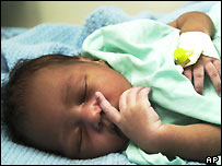 कीनिया के अस्पताल में एक बच्ची