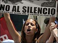 Manifestante contrária ao fechamento da TV RCTV