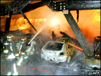 Hasiči hasí auta v západní části Paříže (Surennes)