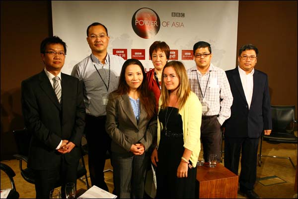 Nhóm tổ chức thảo luận 'Sức mạnh châu Á' của BBC ở London 29/6: Nguyễn Hoàng, Nguyễn Giang, Britt Yip, Yuwen Wu, Dawn Trump, Soe Win Than và Myint Thein Naing