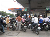 Người dân đổ xô đi mua xăng vì tin đồn (ảnh Trần Tiến Dũng)