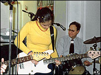 Ông Vershbow đang đánh trống