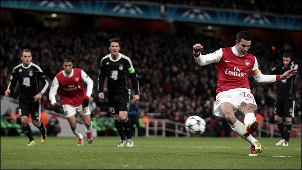 Van Persie converts his penalty to put Arsenal 1-0 up