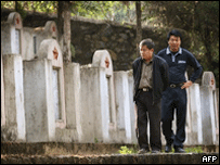 Người Trung Quốc thăm nghĩa trang tử sỹ cuộc chiến Việt-Trung