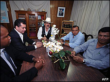 Zelaya y los cuatro candidatos