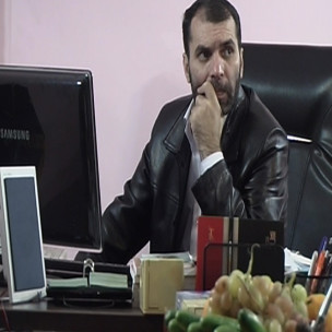 مسعود ده نمکی در نمایی از فیلم ده نمکی ها ساخته پگاه آهنگرانی