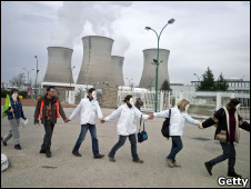 法國反核示威者來到里昂附近Bugey電站的冷卻塔旁
