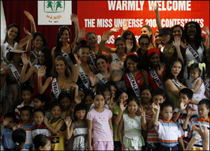 Hoa hậu cùng các em nhỏ