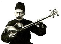 اعضای "خاندان هنر" يعنی "علی اکبر فراهانی" و پس از او دو پسرش "آقا حسينقلی" (عکس) و "ميرزا عبدالله" همه دانش و هنر خود را در محافل دربسته اشرافی عرضه می کردند