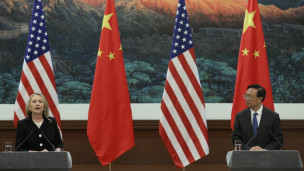 Clinton và Dương Khiết Trì trong cuộc họp báo