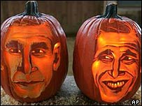 Portréty obou kandidátů na lucernách ve tvaru dýně