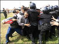 Müslüman Kardeşler üyeleri mahkeme önünde polisle çatıştı.