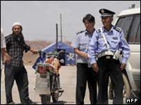 پلیس چین در منطقه خودمختار سینکیانگ - تصویر آرشیوی از AFP