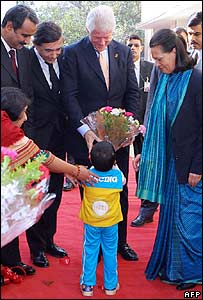 ایڈز کے مریض بچوں کے ساتھ کلنٹن