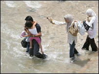 لبنان کے شہری گھروں کو چھوڑ کر جا رہے ہیں