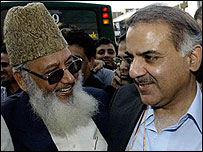 शहबाज़ शरीफ़ (दाएँ)