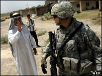 Một người Sunni vẫy tay với lính Mỹ