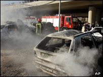 Beyrut'taki saldırıda yanan bir araç