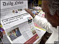 कोलंबो में अख़बार पढ़ता एक व्यक्ति